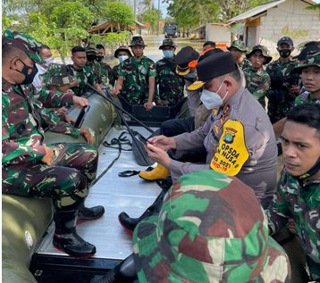 Tanggul Citarum di Bekasi Jebol, Polda Metro Buka Dapur Umum Hingga Distribusi  Bantuan Pakai Helikopter
