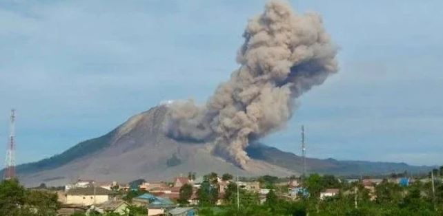 Gunung Sinabung Muntahkan Lava Pijar, Masyarakat Diminta Waspada