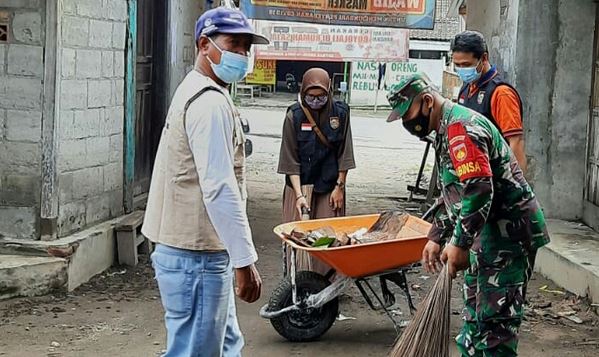 Babinsa dan Warga Manfaatkan Gerakan Jateng “di Rumah Saja” Lakukan Pembersihan Pasar
