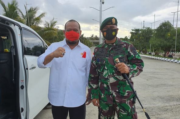 Dansatgas Yonif MR 413 Kostrad Dampingi Ketua DPD RI Meninjau Pos Lintas Batas Negara di Skouw
