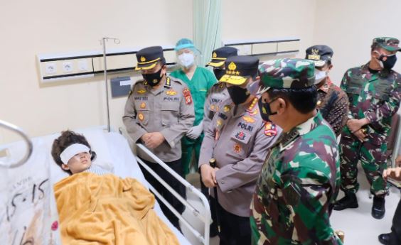 Kapolri dan Panglima TNI, Menengok Korban Ledakan Bom di RS Polri