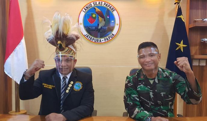 Hadiah Spesial “Mars Pemuda Adat Papua” dari Danlanud Silas Papare