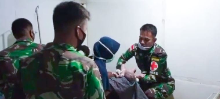 Aksi Satgas Yonif 611/Awang Long di Tapal Batas Papua, Bantu Proses Persalinan