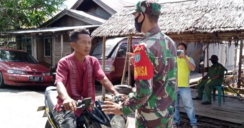 Babinsa Koramil 1011-07/Mandomai Melakukan Monitoring Desa Tangkal Covid-19