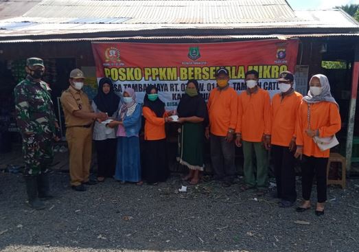 Babinsa Koramil 01/Kapuas Kuala, Patroli dan Pembagian Masker di Desa Binaan