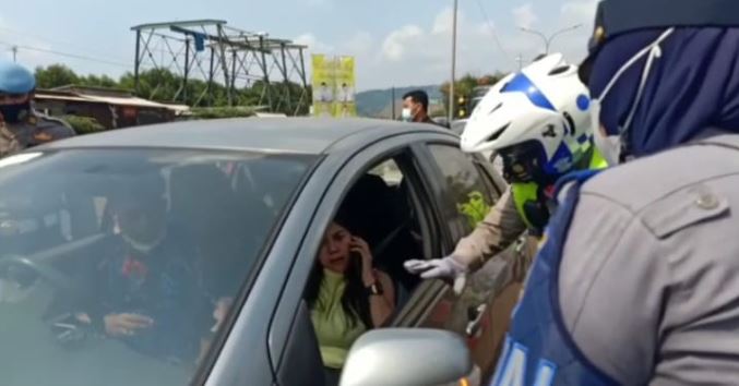 Viral di Media Sosial, Petugas Tetap Sabar Dimarahi Wisatawan dalam Jalankan Tugas