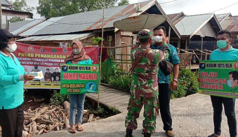 Babinsa Koramil 1011-07/Kapuas Barat Melakukan Monitoring Desa Tangkal Covid-19
