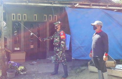 Cegah Covid-19, Babinsa Desa Sidomulyo Lakukan Penyemprotan Desinfektan