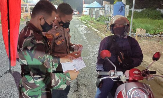 Babinsa Koramil 03/Anjir Serapat, Check Poin Tingkatkan Stabilitas Keamanan dan Pencegahan Penyebaran Covid-19