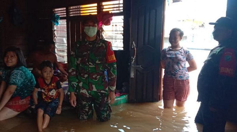 Babinsa Koramil 10/Pujon, Kuala Kapuas; Monitoring  Meluapnya Sungai di Pujon, Kapuas