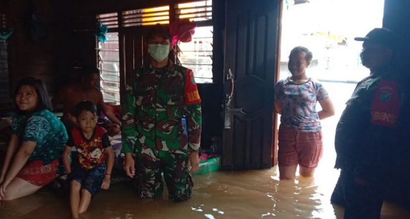 Babinsa Koramil 10/Pujon, Kuala Kapuas; Monitoring  Meluapnya Sungai di Pujon, Kapuas