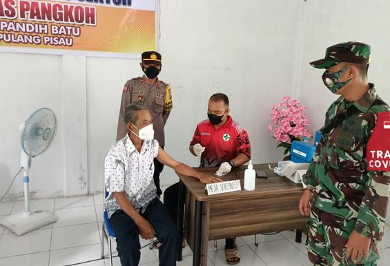 Plh Danramil 13/Pandih Batu Peltu Legiman, Dampingi Kegiatan Vaksinasi Covid-19 Tahap I