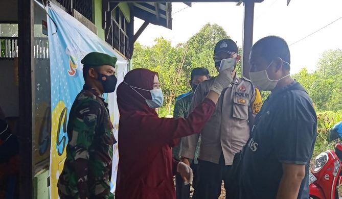 Babinsa Koramil 03/Kapuas Timur Dampingi Masyarakat Melaksanakan Vaksinasi