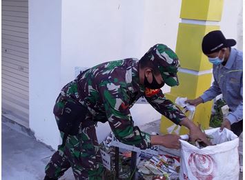Babinsa Koramil 1011-04/Selat Melaksanakan Jum’at Bersih Bersama Warga