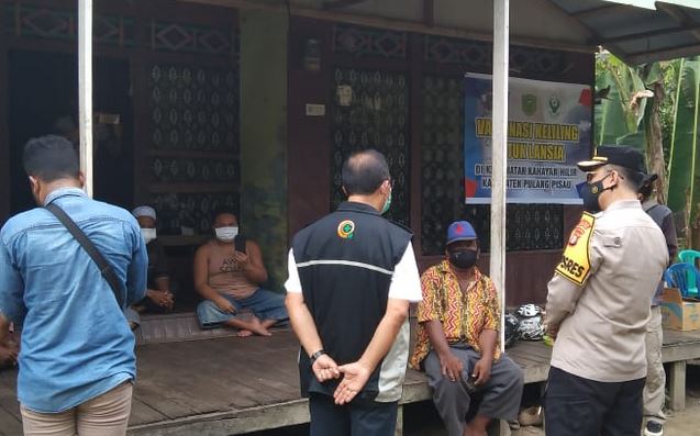 Babinsa Kahayan Hilir Melaksanakan Monitoring Desa Tangkal Covid-19