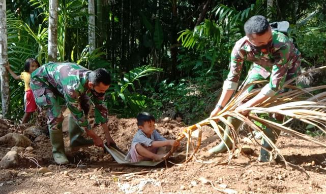 TNI Cinta Anak-Anak, Melalui Permainan Tarikan pelepah Jambe