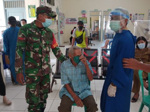 Babinsa Mandomai Mendampingi Lansia Melaksanakan Vaksinasi