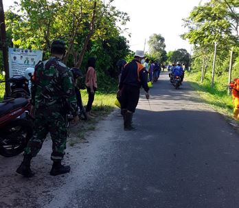 Personel Koramil 04/Selat Mengikuti Jum’at Bersih Bersama Warga