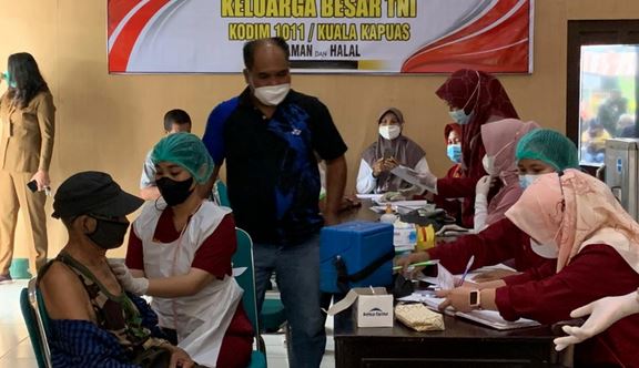 Pelaksanaan Vaksinasi Untuk Keluarga Besar TNI di Makodim 1011/Klk