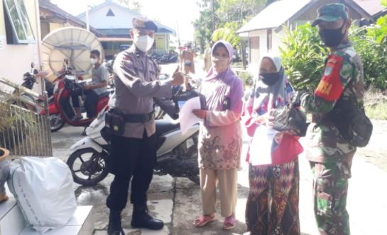 Anggota Koramil 1011-07/Kapuas Barat Monitoring Vaksinasi Lansia