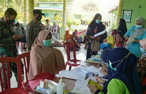 Babinsa Koramil 1011-13/Pandih Batu Monitoring Vaksinasi Lansia