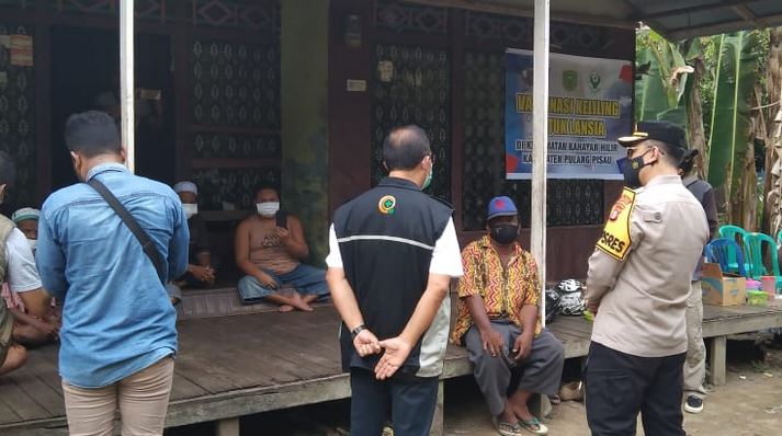 Anggota Koramil 1011-15/Kahayan Hilir Melaksanakan Monitoring Perkembangan Satgas Desa Tangkal Covid -19