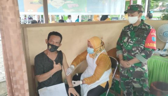 Koptu Gunawan Dampingi Vaksinasi Lansia