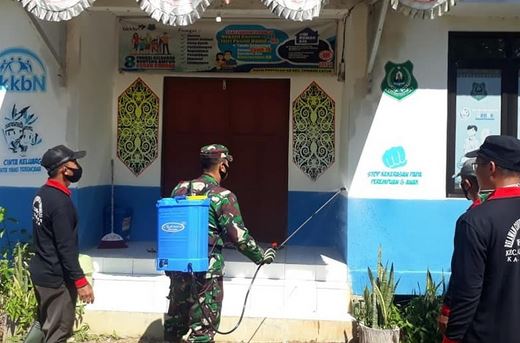 Serda Erix Babinsa Koramil 01/Kapuas Kuala Semprot Disinfektan Ibadah