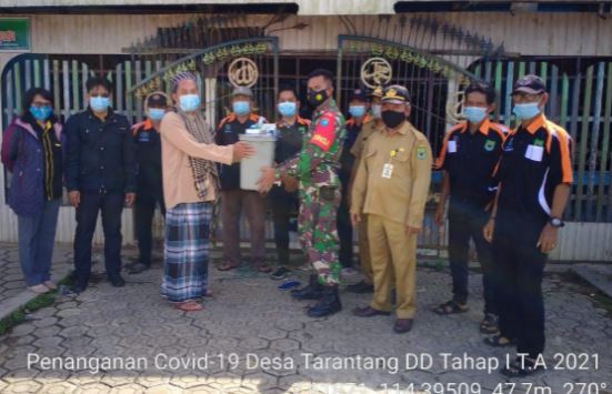 Babinsa 08/Mantangai Membagikan Perlengkapan Prokes Covid-19