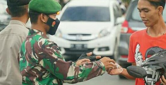 Jalan Raya Dijadikan Sasaran Personil Kodim Lakukan Pembagian Masker