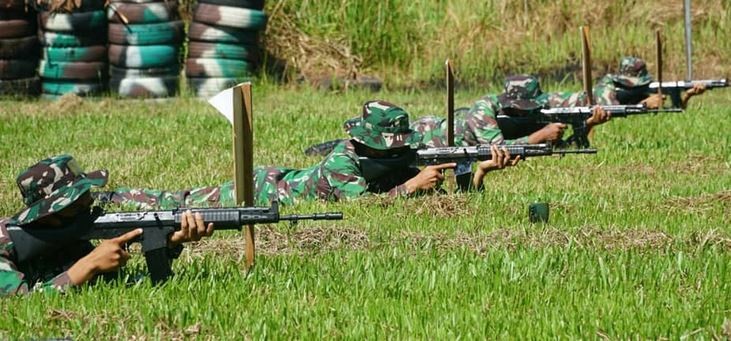 Sejumlah Personel Kodim 1011/Klk Melaksanakan Kegiatan Latihan Menembak