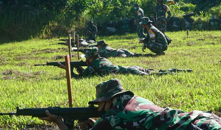 Dengan Semangat Anggota Kodim 1011/Klk Melaksanakan Menembak