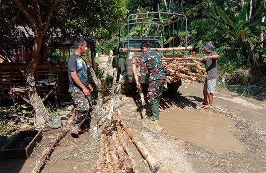 Anggota Kodim 1011/Kuala Kapuas Antusias Membantu Masyarakat