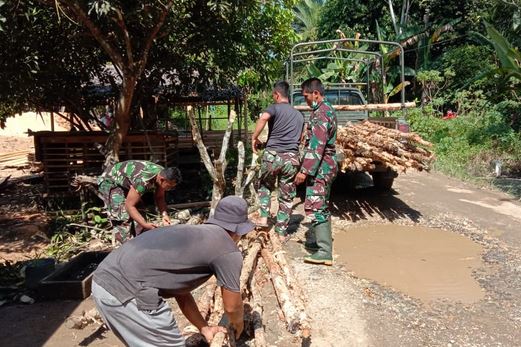 Anggota Kodim 1011/KLK Cari Kayu untuk Bahan Kegiatan Karya Bakti Plavonisasi Mushola