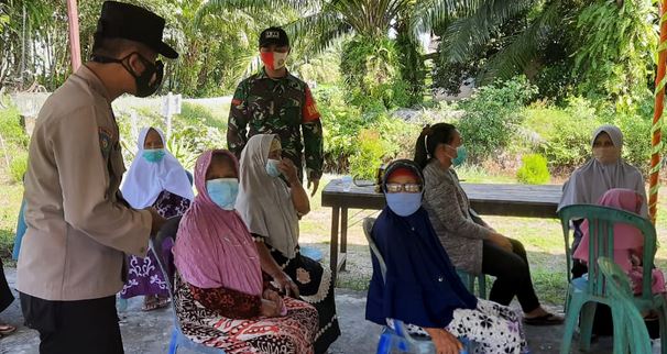 Lansia Peserta Vaksin Dengarkan Nasehat Babinsa dan Bhabinkamtibmas