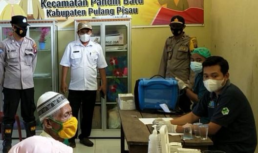 Petugas Vaksin dengan Sabar Layani Lansia Lakukan Vaksinasi