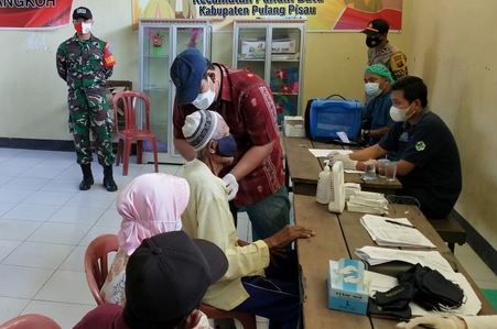 Senang, Lansia Vaksin Didampingi Babinsa dan Bhabinkamtibmas