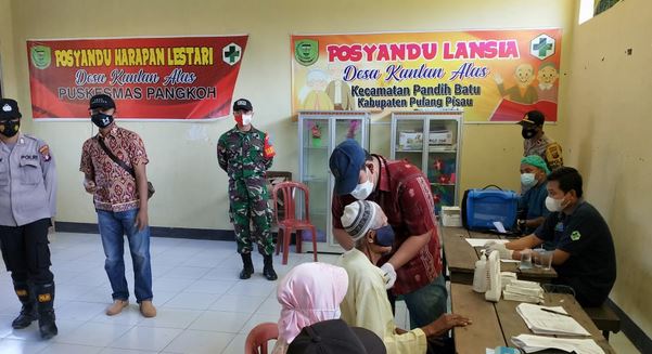 Babinsa Korami 13/Pandih Batu Kodim 1011/Kuala Kapuas Monitoring Penyuntikan Vaksin  Lansia