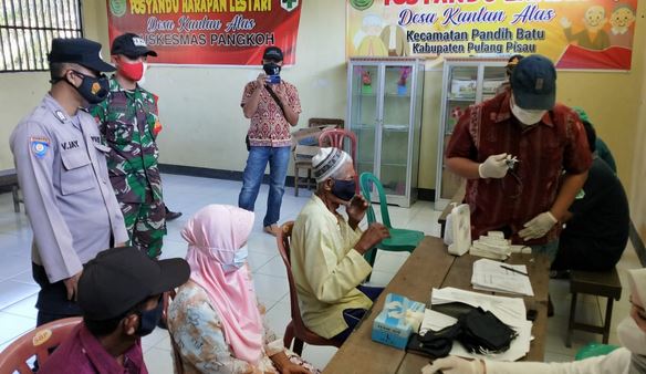 Babinsa Koramil 1011-13/Pandih Batu Monitoring Vaksinasi Lansia