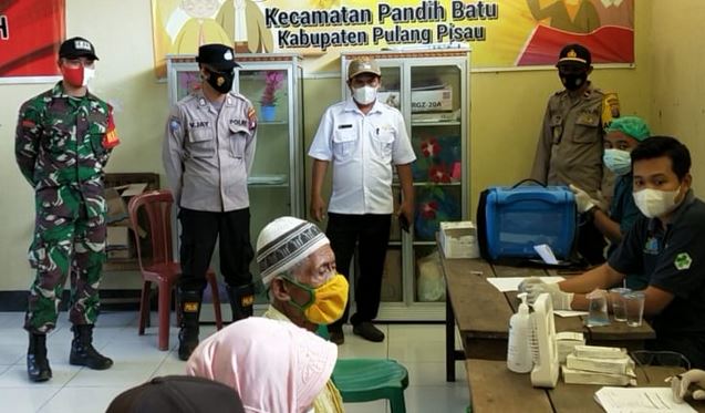 Anggota Koramil 13/Pandih Batu Mendampingi Vaksinasi Lansia