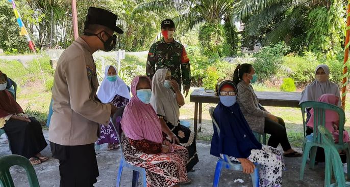 Pratu Wahyu Dampingi Lansia Vaksinasi