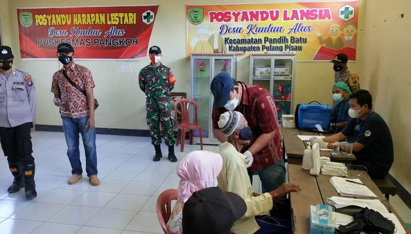 Vaksinasi Lansia didampingi Pratu Wahyu