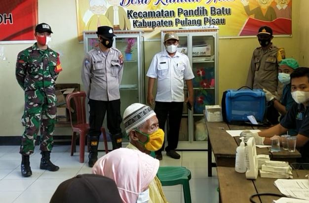 Dalam Vaksinasi Lansia didampingi oleh Babinsa Koramil 13/Pandih Batu