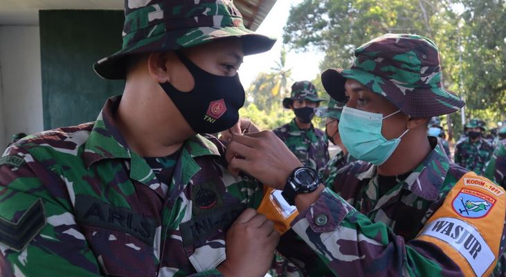 Sertu Gian dan Sertu Ari Nampak Akrab