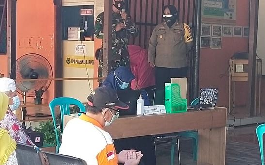 Babinsa Bersama Bhabinkamtibmas Beri Dukungan Lansia
