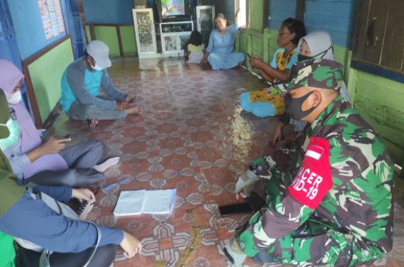 Anggota Koramil 1011-14/Basarang Aktif dalam Penanganan Covid-19