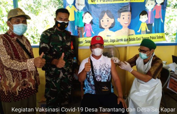 Anggota Koramil 08/Mantangai Dampingi Warga Binaannya Dalam Vaksinasi