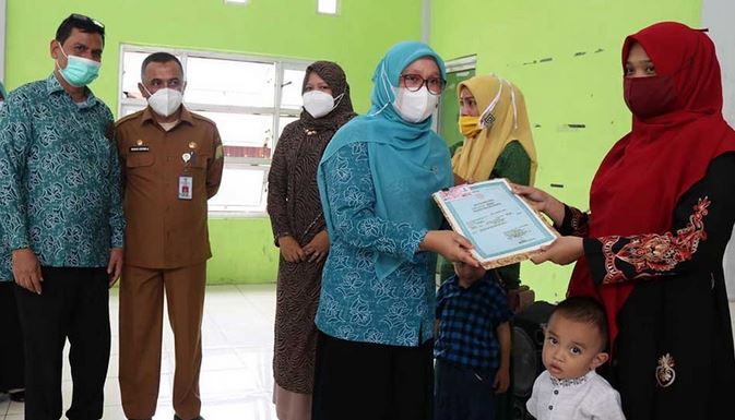 66 Keping KIA, Rahmah Abdullah Serahkan Secara Simbolis di Indrapuri, Aceh Besar