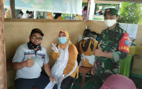 Pratu Gunawan Dampingi Warganya dalam Vaksinasi