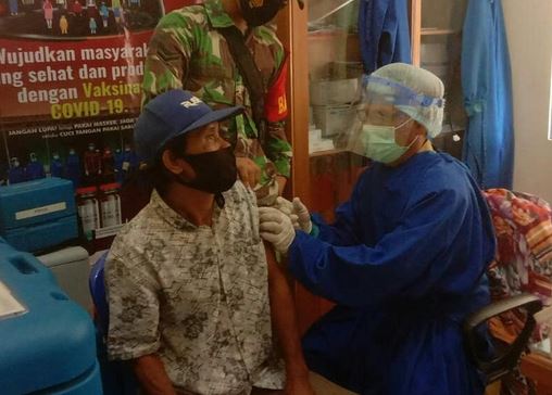 Babinsa Koramil 1011-07/Kapuas Barat Monitoring Giat Vaksinasi